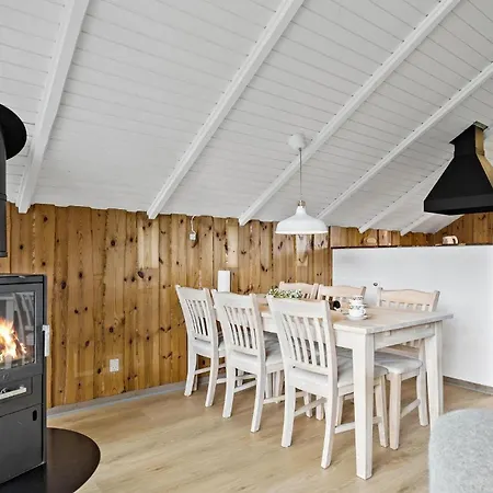 3 Bedroom Amazing In Holiday home Hejls