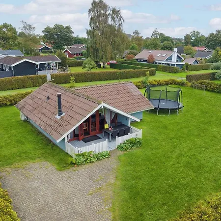 3 Bedroom Amazing In Holiday home Hejls